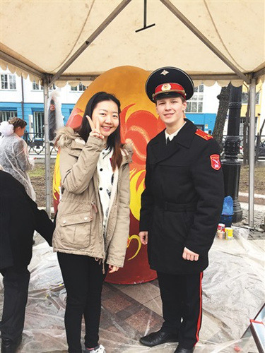 在俄罗斯的节日庆典活动中,姜若晨(左一)与当地军校学生的合影。在她看来,学子与外国朋友的交往过程中要注重自身形象,传递中国微笑。 在俄罗斯的节日庆典活动中,姜若晨(左一)与当地军校学生的合影。在她看来,学子与外国朋友的交往过程中要注重自身形象,传递中国微笑。