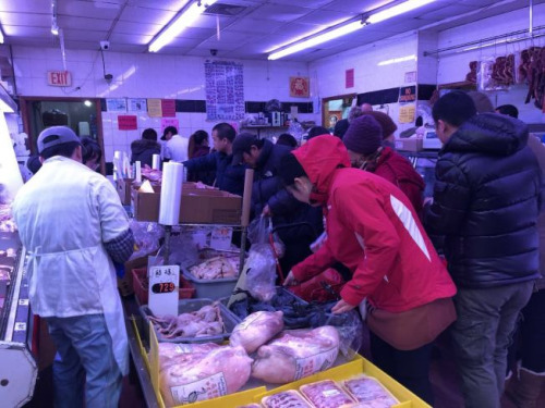 因应对暴风雪来袭，华裔民众抢购商品。(美国《世界日报》/黄伊奕 摄)