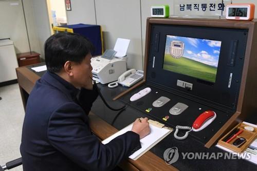 1月3日下午，在板门店，韩方联络官通过韩朝直通电话与朝方通话。(图片来源：韩联社)