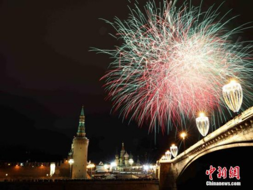 资料图：2018年1月1日，莫斯科燃放烟花庆祝2018新年。<a target='_blank' href='http://www.chinanews.com/'>中新社</a>记者 王修君 摄