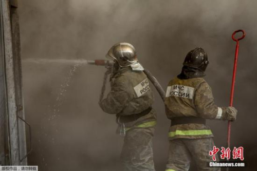 图为消防员在现场进行灭火工作。