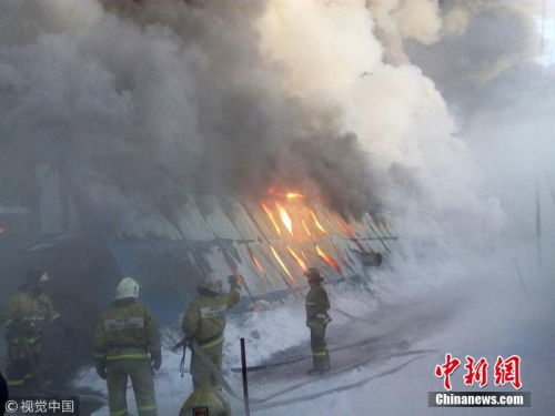据俄罗斯卫星网当地时间1月4日报道，俄罗斯新西伯利亚一家工厂发生火灾，目前已造成10人死亡。据称，遇难者中有7名中国人。图片来源：视觉中国