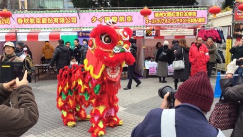 第12届名古屋“春节祭”现场,舞狮在备场。(孙旭光 摄) 第12届名古屋“春节祭”现场,舞狮在备场。(孙旭光 摄)