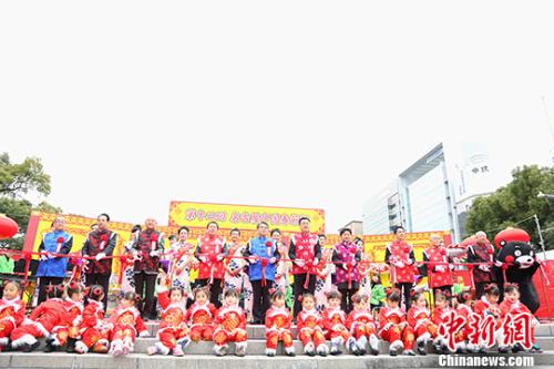 中国驻名古屋总领事邓伟(右五)与嘉宾一同为开幕式剪彩。 <a target='_blank' href='http://www.chinanews.com/'>中新社</a>记者 吕少威 摄 中国驻名古屋总领事邓伟(右五)与嘉宾一同为开幕式剪彩。 <a target='_blank' href='http://www.chinanews.com/'>中新社</a>记者 吕少威 摄