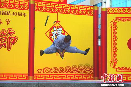 图为武僧表演“头碎钢板”。 <a target='_blank' href='http://www.chinanews.com/'>中新社</a>记者 吕少威 摄