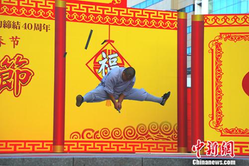 图为武僧表演“头碎钢板”。 <a target='_blank' href='http://www.chinanews.com/'>中新社</a>记者 吕少威 摄 图为武僧表演“头碎钢板”。 <a target='_blank' href='http://www.chinanews.com/'>中新社</a>记者 吕少威 摄