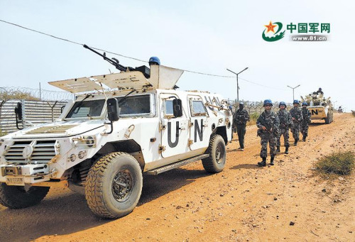 中国第4批赴南苏丹维和步兵营官兵执行武器禁区巡逻任务。刘伟伟 摄