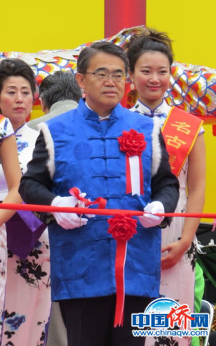 剪彩。 剪彩。