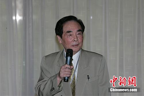 资料图为2006年8月侯云德院士在禽流感国际会议上。 资料图为2006年8月侯云德院士在禽流感国际会议上。