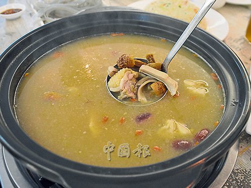 经过慢火熬煮的松茸菌猪肚鸡汤美味可口,暖胃保健。(马来西亚《中国报》/赵诗绮 摄) 经过慢火熬煮的松茸菌猪肚鸡汤美味可口,暖胃保健。(马来西亚《中国报》/赵诗绮 摄)