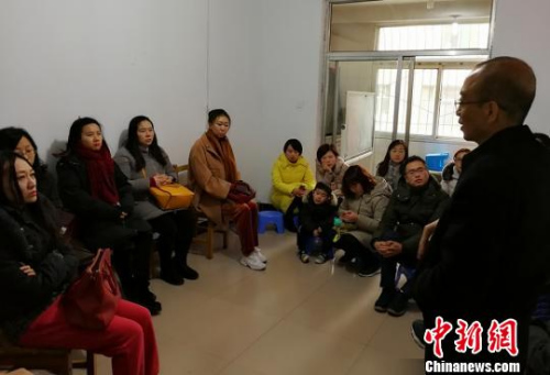 山西方舟自闭症康复研究院范世禄院长向海归介绍学院的发展历程以自闭症的成因,自闭症儿童有哪些表现,如何对待和治疗自闭症患者等专业知识。 杨杰英 摄 山西方舟自闭症康复研究院范世禄院长向海归介绍学院的发展历程以自闭症的成因,自闭症儿童有哪些表现,如何对待和治疗自闭症患者等专业知识。 杨杰英 摄