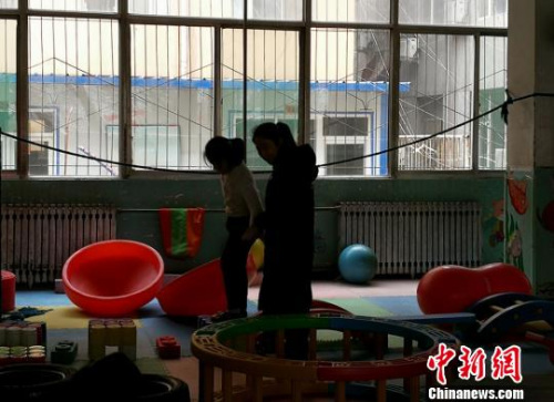 山西方舟自闭症康复研究院自闭症孩子正在进行训练。 杨杰英 摄 山西方舟自闭症康复研究院自闭症孩子正在进行训练。 杨杰英 摄