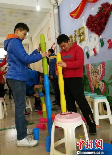 孩子们正在进行“铸塔”训练。 杨杰英 摄 孩子们正在进行“铸塔”训练。 杨杰英 摄