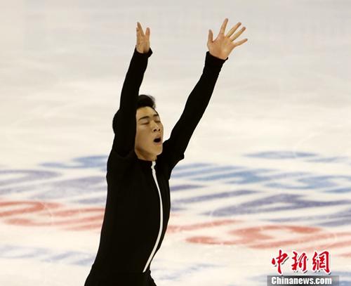 当地时间1月4日晚，美国加州圣荷西，18岁华裔选手陈巍(Nathan Chen)在2018年美国花样滑冰锦标赛男子短节目比赛中以104.45分获得第一。他是世界上首位、也是唯一能在完成五种四周跳的选手，陈巍是2017-2018年度国际滑冰联盟花样滑冰大奖赛总决赛金牌得主，被视为平昌冬奥会美国队夺取男单金牌的希望。<a target='_blank' href='http://www.chinanews.com/'>中新社</a>记者 刘丹 摄