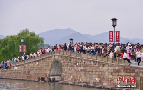 资料图:国庆长假,大量游客涌入西湖断桥。<a target='_blank' href='http://www.chinanews.com/'>中新社</a>记者 李晨韵 摄 资料图:国庆长假,大量游客涌入西湖断桥。<a target='_blank' href='http://www.chinanews.com/'>中新社</a>记者 李晨韵 摄