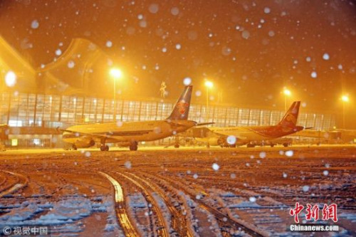 1月4日，江苏常州持续暴雪，当地气象台发布暴雪黄色预警。常州机场的除雪除冰机昼夜为飞机和跑道进行除雪除冰，保障飞行安全。陈暐 摄 图片来源：视觉中国