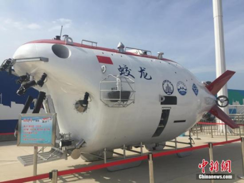 ,经过5年试验性应用,“蛟龙”号载人潜水器计划2019年前完成改造和技术升级,随后进行业务化运行。图为6月23日,“蛟龙”号1:1模型在国家深海基地码头展出。 <a target='_blank' href='http://www.chinanews.com/'>中新社</a>记者 阮煜琳 摄 ,经过5年试验性应用,“蛟龙”号载人潜水器计划2019年前完成改造和技术升级,随后进行业务化运行。图为6月23日,“蛟龙”号1:1模型在国家深海基地码头展出。 <a target='_blank' href='http://www.chinanews.com/'>中新社</a>记者 阮煜琳 摄