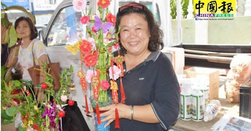 梁依凌:年花非常好卖,很多游客也选购。(马来西亚《中国报》/欧盛财 摄) 梁依凌:年花非常好卖,很多游客也选购。(马来西亚《中国报》/欧盛财 摄)