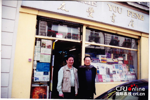 潘立辉年轻时与金庸在书店前合影。
