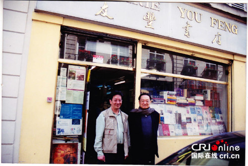 潘立辉年轻时与金庸在书店前合影。 潘立辉年轻时与金庸在书店前合影。