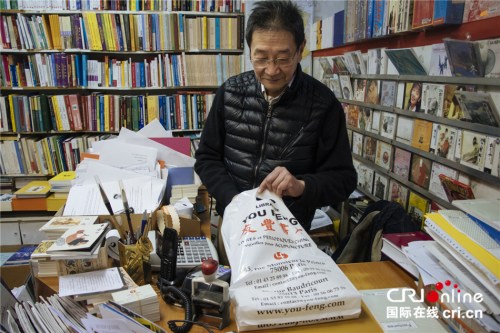 潘立辉在书店内。 潘立辉在书店内。