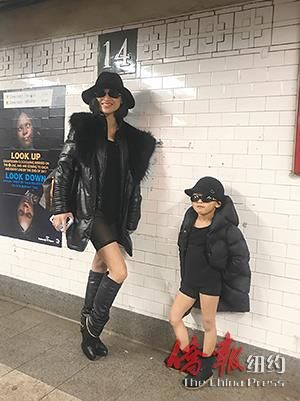 华裔妈妈陈琳琳与女儿参加“不穿裤子搭地铁节”。