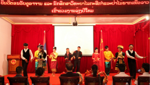 活动现场文艺表演。 活动现场文艺表演。