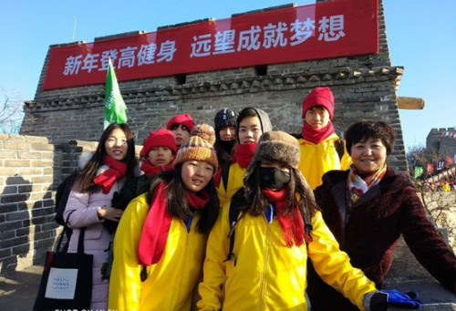 营员们登上长城。 营员们登上长城。