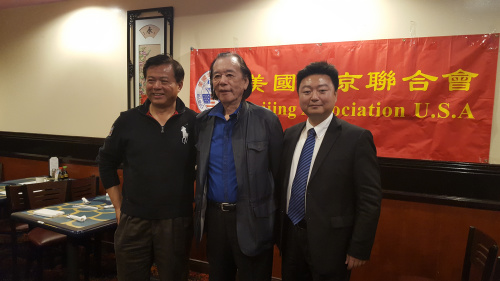 世界著名画家、美国北京联合会创会理事长丁绍光（中）和现任会长李纲（左）、新任会长魏林峰（右）