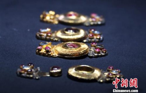 图为明万历十八年(1509年)的镶宝石恋蝶花鎏金银扣。　刘占昆 摄