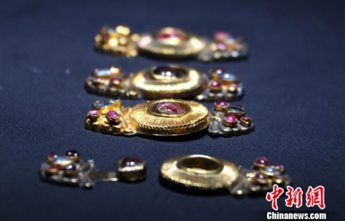 图为明万历十八年(1509年)的镶宝石恋蝶花鎏金银扣。 刘占昆 摄 图为明万历十八年(1509年)的镶宝石恋蝶花鎏金银扣。 刘占昆 摄