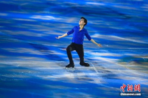 11月5日,2017中国杯世界花样滑冰大奖赛在北京落幕。在最后的表演赛中,多国选手为现场观众献上精彩表演。图为美国华裔男单选手周知方。 <a target='_blank' href='http://www.chinanews.com/'>中新社</a>记者 崔楠 摄 11月5日,2017中国杯世界花样滑冰大奖赛在北京落幕。在最后的表演赛中,多国选手为现场观众献上精彩表演。图为美国华裔男单选手周知方。 <a target='_blank' href='http://www.chinanews.com/'>中新社</a>记者 崔楠 摄