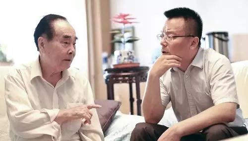 侯云德与程永庆交流。资料图(光明网) 侯云德与程永庆交流。资料图(光明网)