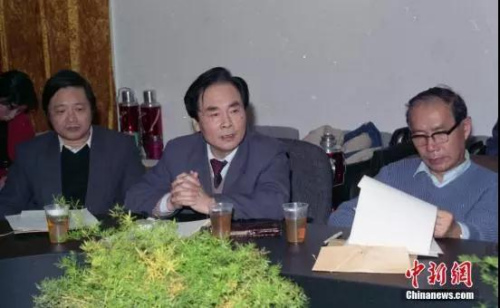 1993年,侯云德院士在中国预防医学科学院第三届第二次学术委员会会议上。资料图 1993年,侯云德院士在中国预防医学科学院第三届第二次学术委员会会议上。资料图