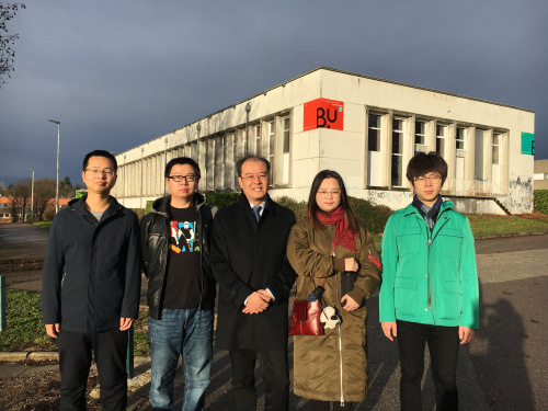 凌军与留学生合影。 凌军与留学生合影。