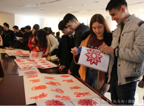 学生剪纸作品展。 学生剪纸作品展。