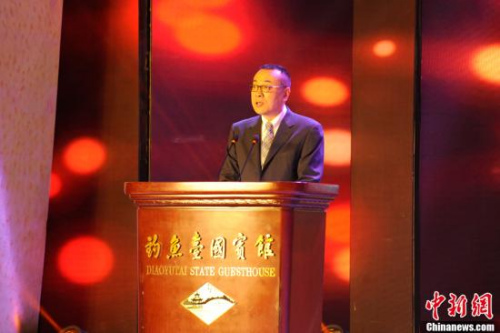 1月10日,由中国新闻社主办、中国侨网承办的“2017全球华侨华人年度评选颁奖典礼”在北京隆重举行。图为中央电视台中文国际频道总监助理张恒揭晓“2017全球华侨华人十大新闻”。中新网记者 富宇 摄 1月10日,由中国新闻社主办、中国侨网承办的“2017全球华侨华人年度评选颁奖典礼”在北京隆重举行。图为中央电视台中文国际频道总监助理张恒揭晓“2017全球华侨华人十大新闻”。中新网记者 富宇 摄
