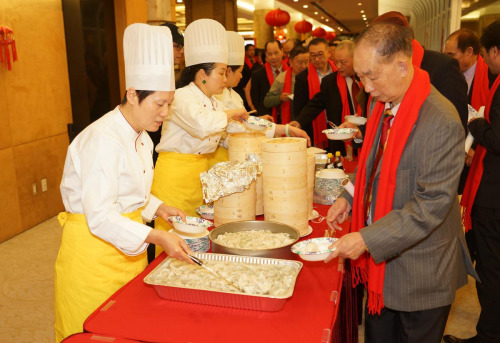 上海风味小吃吸引招待会来宾。