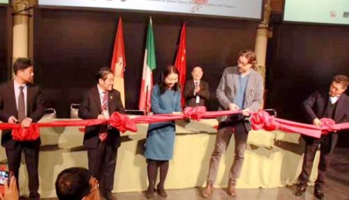中国驻意大利使馆文化处参赞许蓉（左三）为2018年第四届意大利中华诗书画作品展开展剪彩。(意大利欧联网)