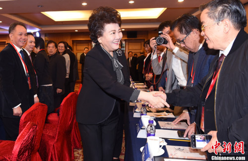 1月10日，国务院侨办主任裘援平出席了在北京举行的2018年“华助中心”年度工作座谈会，与来自37个国家56家华助中心的代表进行深入交流。中新社记者 张勤 摄