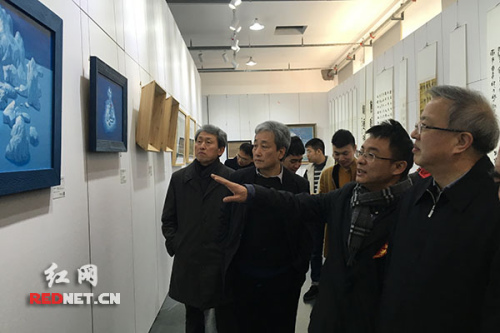 湖南省政协副主席、省文联主席欧阳斌(右一)与出席开幕式的中韩艺术家、嘉宾、市民一同观展。