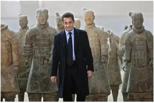 萨科齐与兵马俑合影。 萨科齐与兵马俑合影。