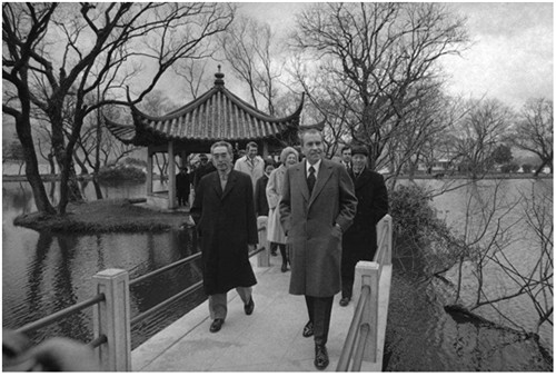 1972年,周恩来陪尼克松游览杭州。 1972年,周恩来陪尼克松游览杭州。