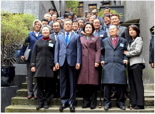 韩国总统文在寅在重庆参观大韩民国临时政府旧址并与独立运动人士后代合影留念。