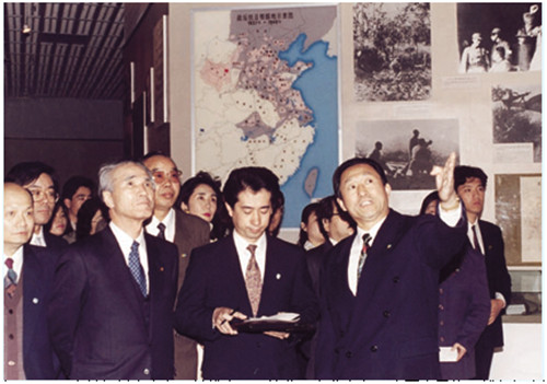 1995年5月，日本首相村山富市(前排右三)访华，在北京参观中国人民抗日战争纪念馆。