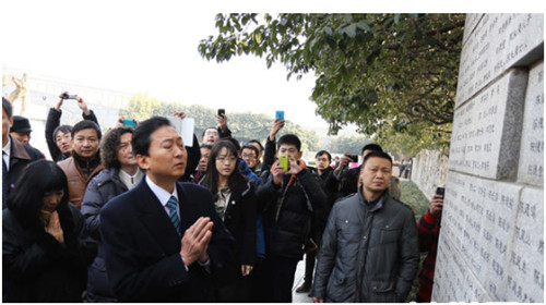 2013年1月17日，日本前首相鸠山由纪夫在侵华日军南京大屠杀遇难同胞纪念馆遇难者名单墙前祭奠遇难者。