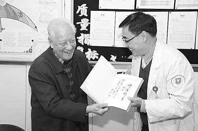 黄旭华院士(左)对姚玉峰表示感谢。本报记者 严红枫摄/光明图片 黄旭华院士(左)对姚玉峰表示感谢。本报记者 严红枫摄/光明图片