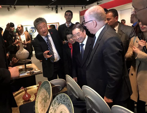 宋大使夫妇与埃及文化部长等共同参观文博会展览。 宋大使夫妇与埃及文化部长等共同参观文博会展览。