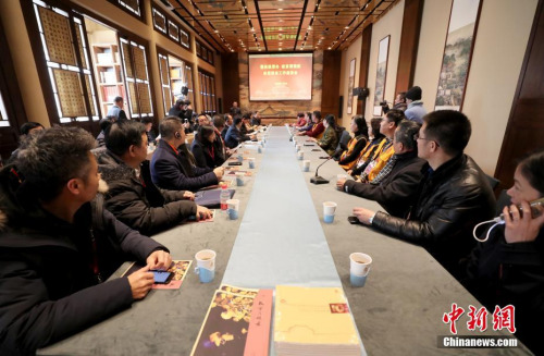 1月9日,“华助中心2018年度工作交流会”在北京举行。当日下午,与会代表在故宫与故宫志愿者交流。“海外华侨华人互助中心”(简称“华助中心”)是国务院侨办惠侨计划之一,目前已在40个国家和地区共成立了60家“华助中心”。 <a target='_blank' href='http://www.chinanews.com/'>中新社</a>记者 张宇 摄 1月9日,“华助中心2018年度工作交流会”在北京举行。当日下午,与会代表在故宫与故宫志愿者交流。“海外华侨华人互助中心”(简称“华助中心”)是国务院侨办惠侨计划之一,目前已在40个国家和地区共成立了60家“华助中心”。 <a target='_blank' href='http://www.chinanews.com/'>中新社</a>记者 张宇 摄