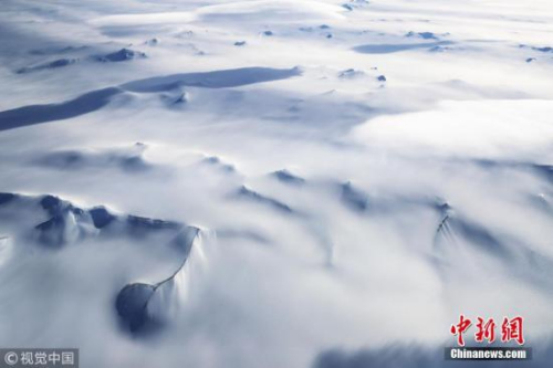 2017年11月7日消息，图为NASA“冰桥行动”拍摄到的南极半岛山脉冰川。